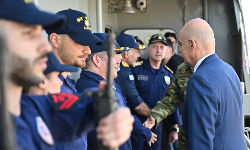 Στον ναύσταθμο Σαλαμίνας ο Δένδιας για τη φρεγάτα «Ψαρά» που αποπλέει για την Ερυθρά Θάλασσα